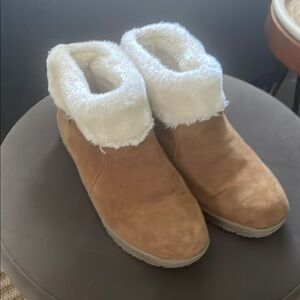 Minnetonka Women’s 9 Cozy Brown Winter Boots with Plush Lining